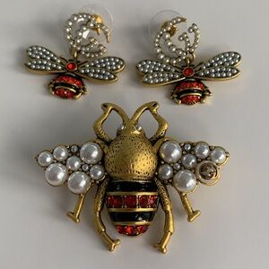 🔥🔥🔥Beautiful fashion jewelry 🔥🔥🔥 Set of 1 pair earrings and 1 brooch